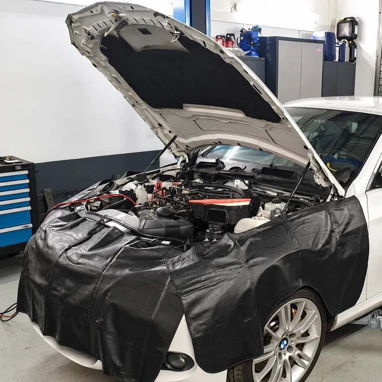 Geschützter Motorraum bei Fahrzeugdiagnose und Fehlersuche in der SO-Willich Werkstatt